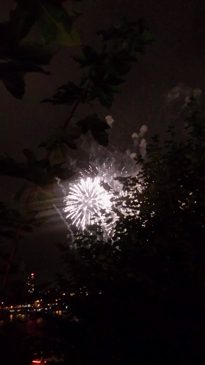 emiilytweets's tweet photo. #lichter16 #KoelnerLichter war so schön https://t.co/JbH3ZfpdUU