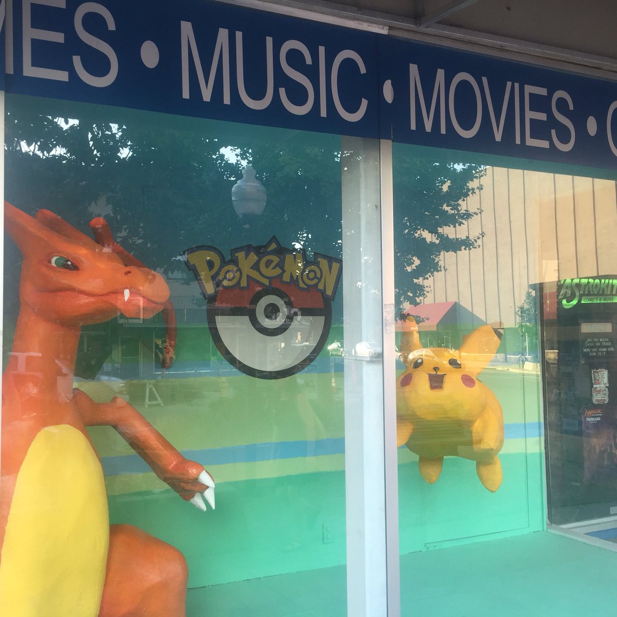 larryvillelife's tweet image. Can't believe no one has caught these two giant Pokemon in the window. #LFK
