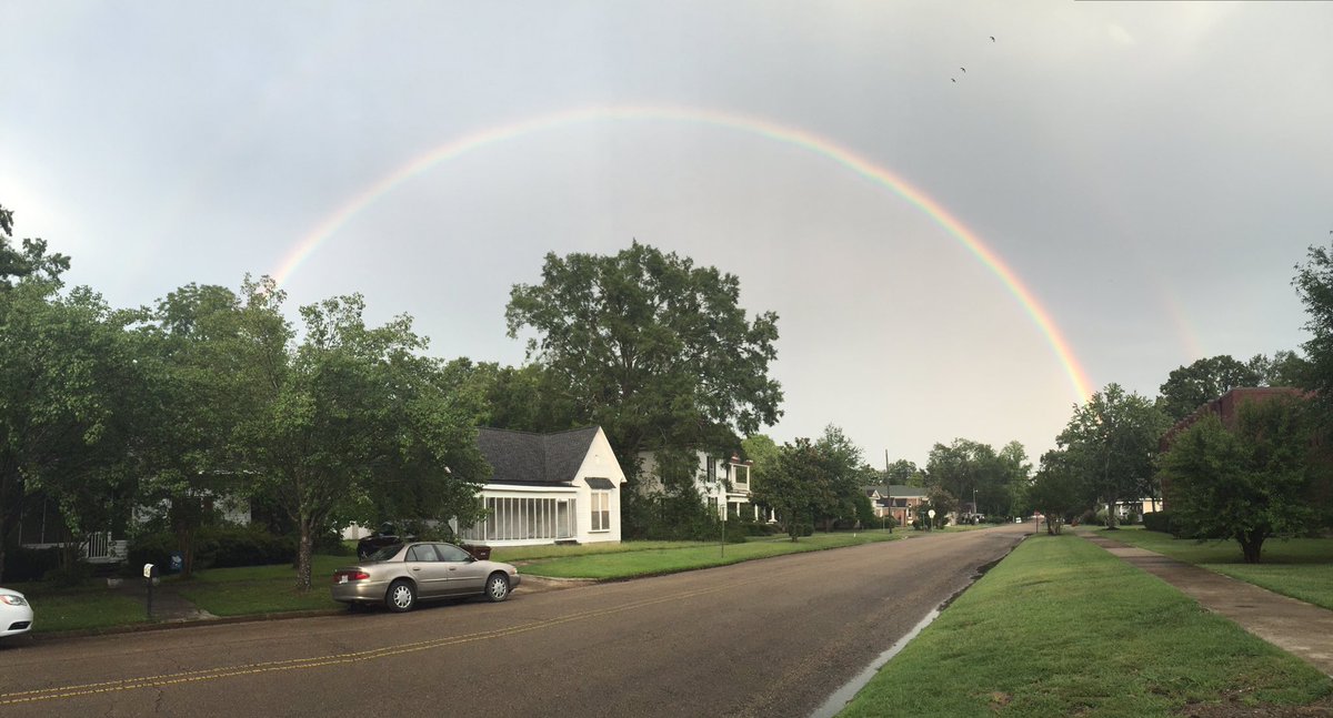 ashfull_'s tweet image. When you go outside to try to find your earrings and you find a rainbow instead. 🤗🌈 #stillnoearrings #butitsokay