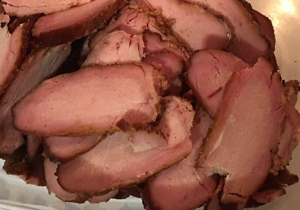 Leistunghund's tweet photo. Look at my pretty pink tender bits fellas....

#lookatthatsmokering #smokedmeat #mouthparty 

😛

#MadeYouLook https://t.co/f0eTfIuCKZ