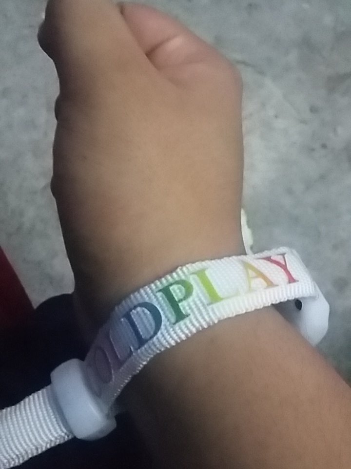 lalo1213's tweet photo. Yo me quedé mi pulsera de #COLDPLAYmx  @coldplay @coldplay_es 😂😂 pero no se como prenderle 😢😢😢 https://t.co/wTX91X05LL