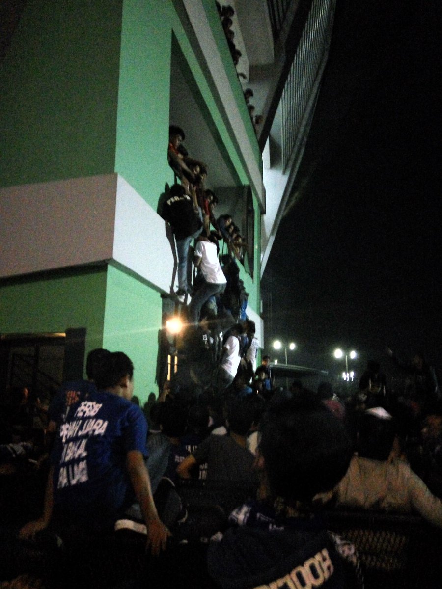 Buat evaluasi panpel GBLA nih. Karunya nu tos gaduh tiket! <a href="/BobotohID/">BobotohID</a> <a href="/budibram/">BUDHI Bram Rachman</a> <a href="/persib/">PERSIB</a> <a href="/v_frontline_pc/">FRONTLINE BOYS CLUB</a>