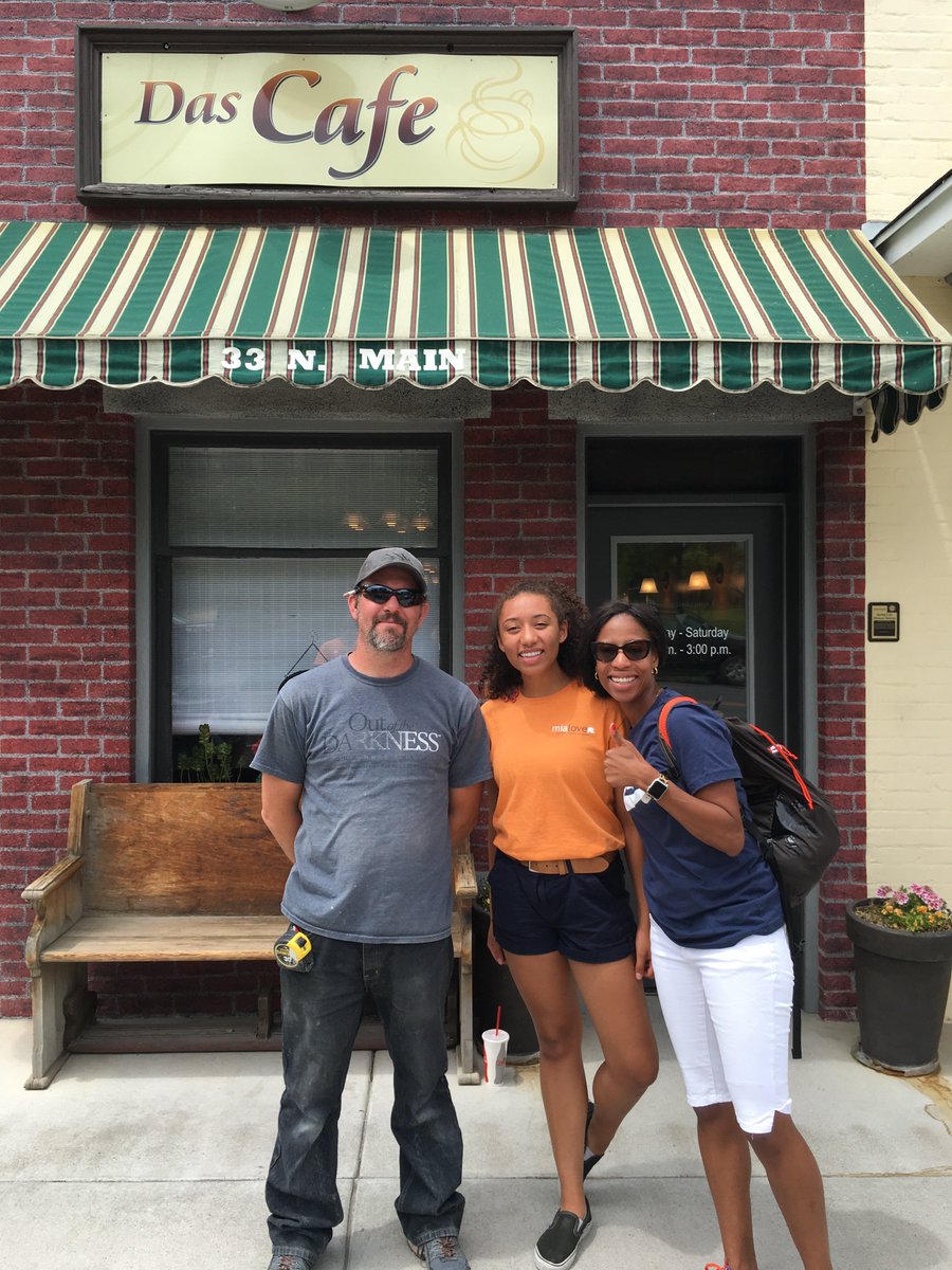 MiaBLove's tweet photo. Great visit with Cody from #DasCafe after the #FountainGreenParade. These wonderful people are why I love #Utah. https://t.co/r1vsIoAdj9