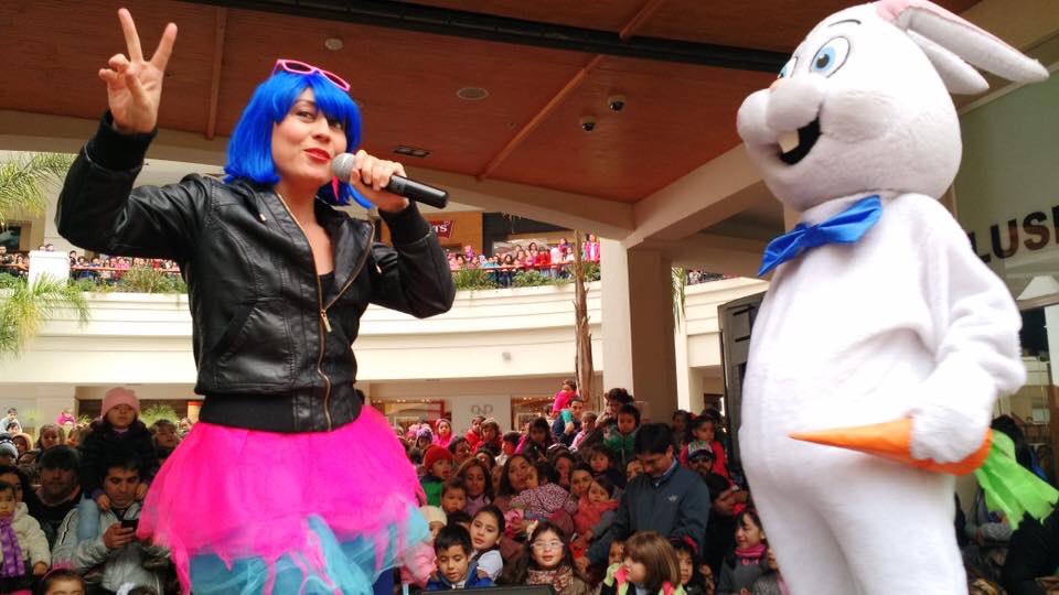 DannaSOficial's tweet photo. Lindo Show hoy con #ElConejoBarrigon en #MarinaAraucoViña #CantandoAprendoAHablar @SeguidoresCAH 
lindos niños'❤️ https://t.co/v8xrt2yNyH