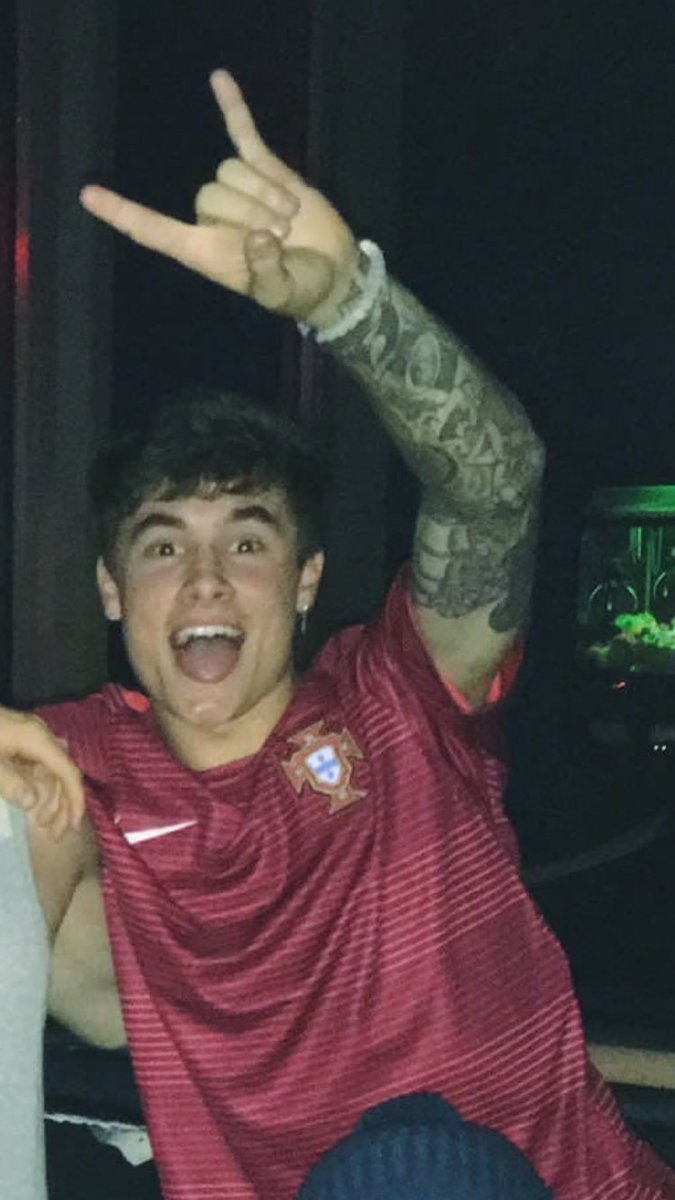 typicauhls's tweet photo. My #TeenChoice for #ChoiceYouTuber is @KianLawley! https://t.co/Q7EyYzDWiO
