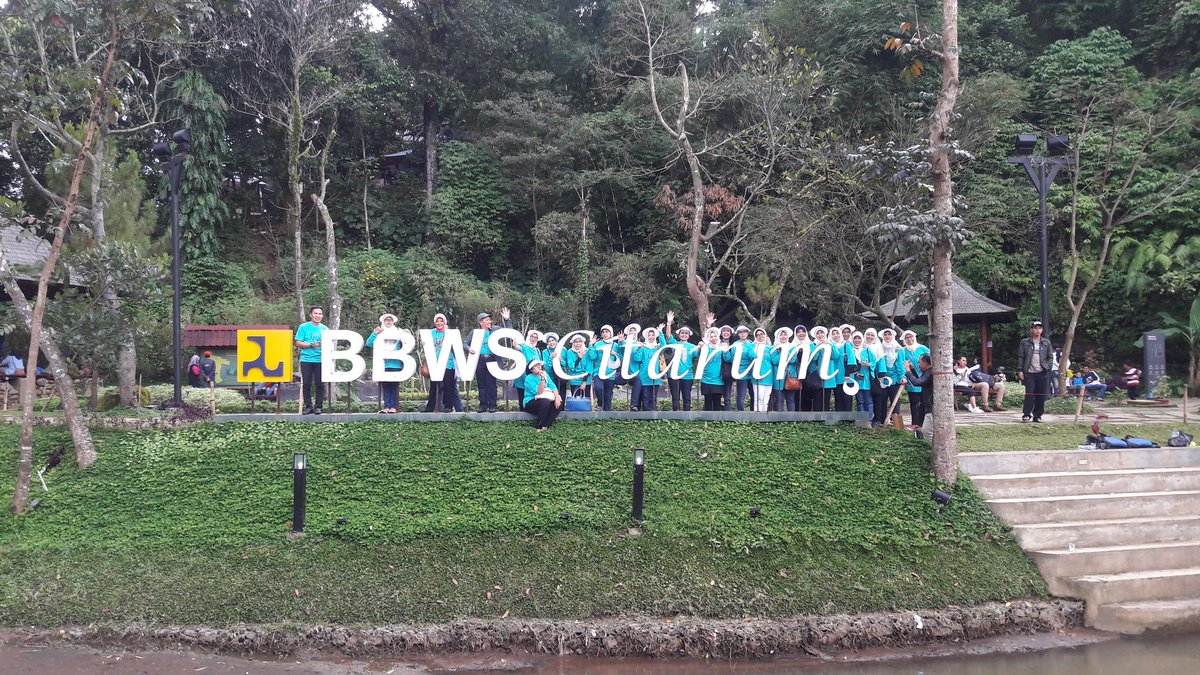 <a href="/ridwankamil/">Ridwan Kamil</a> teras Cikapundung nya kereen #ReuniAkbar SMA 3 Bandung