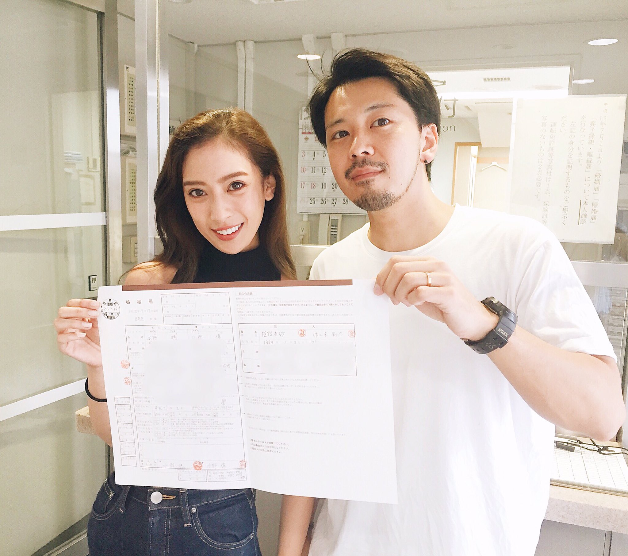 ソンイ 在 Twitter 上 交際4年記念日の本日 入籍した事をご報告させて頂きます 婚約期間が長めだったので まだ入籍してなかったんだ的な感じですみません 今まで既にたくさんのお祝いのお言葉 コメントを頂き本当にありがとうございます T Co