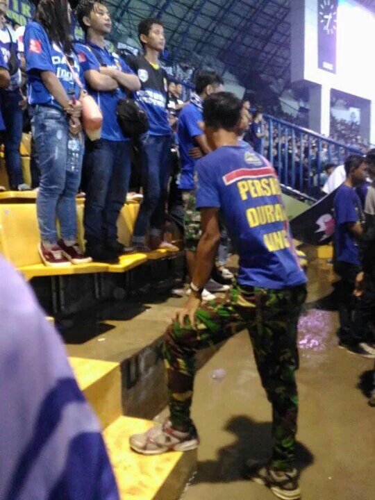 Tah mang <a href="/BobotohID/">BobotohID</a> share kalakuan nu teu patut di tiru.. Cc kang <a href="/ridwankamil/">Ridwan Kamil</a>