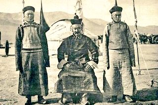 Богд хаан 5 замын байлдаанд гарамгай гавъяа байгуулсан 101 хүнд баатар цол олгосоны нэг нь Манлай ван Дамдинсүрэн юм