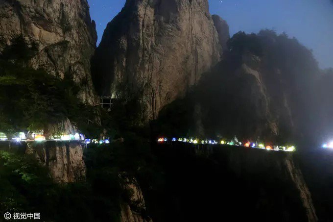 PDChina's tweet photo. Hikers camped on the plank way built 1000m above the ground along the cliff of Laojun Mountain in C #China, Jul 16 https://t.co/l5ly9fyuQI