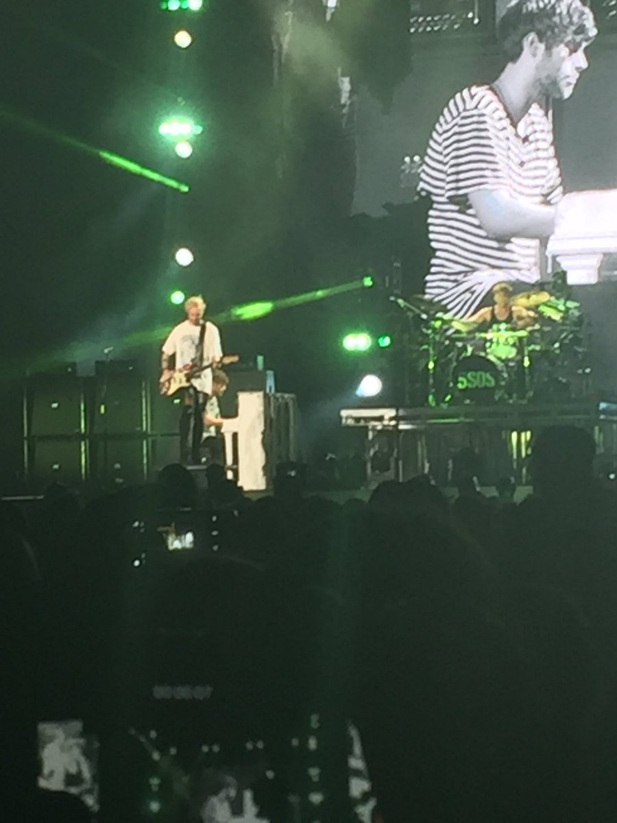 5SOSAtTheGarden's tweet photo. #slflmsg https://t.co/gODbzTy3Wc