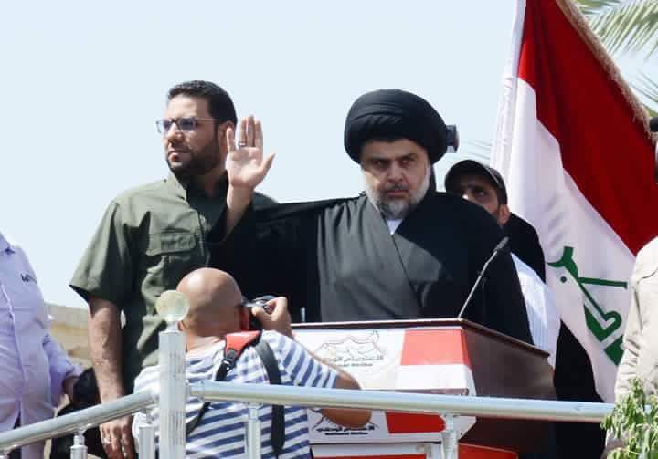 Iran_ophobia's tweet photo. ، فيجيبه الصدر كما ظهر في  : ( بعد عدنه شوية وقت ، واذا اجت المفخخة عود نشوف ) ثم يبتسم الاثنان ابتسامة المطمئنين ! https://t.co/CNJ3goyznH
