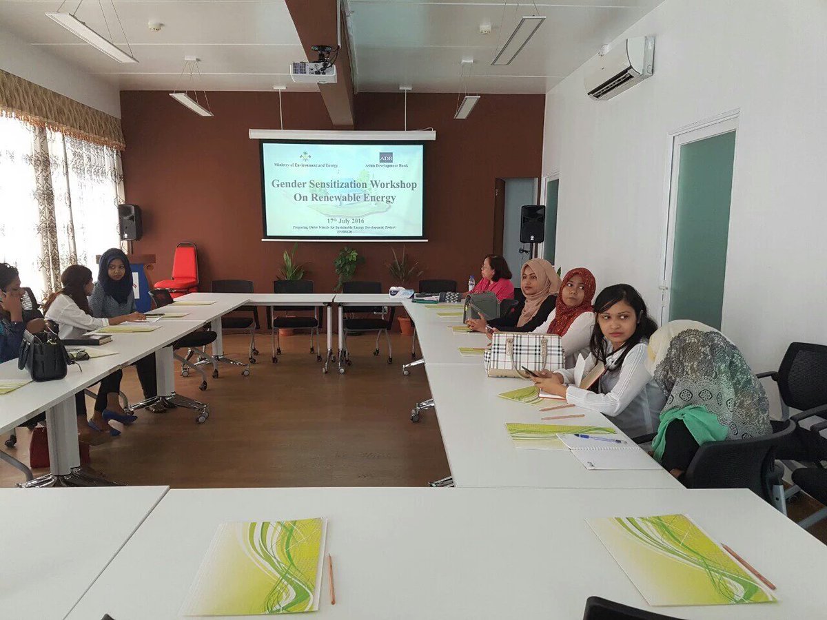 Yameen2O23's tweet photo. @EnvGovMv conducts Gender Sensitization Workshop on Renewable Energy
#Saafuhakatha #Itscoolat25 #LEDSaves https://t.co/RKY2o2M0xX
