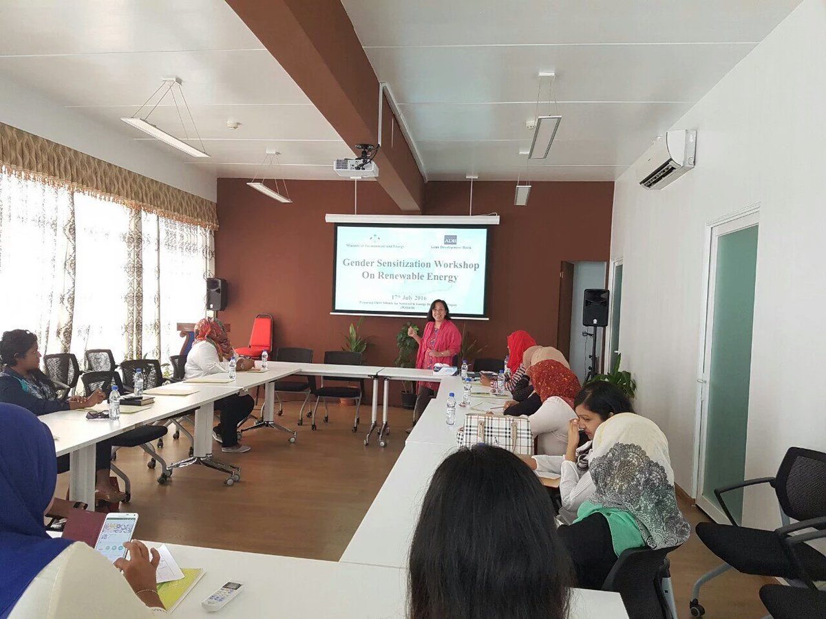 Yameen2O23's tweet photo. @EnvGovMv conducts Gender Sensitization Workshop on Renewable Energy
#Saafuhakatha #Itscoolat25 #LEDSaves https://t.co/RKY2o2M0xX