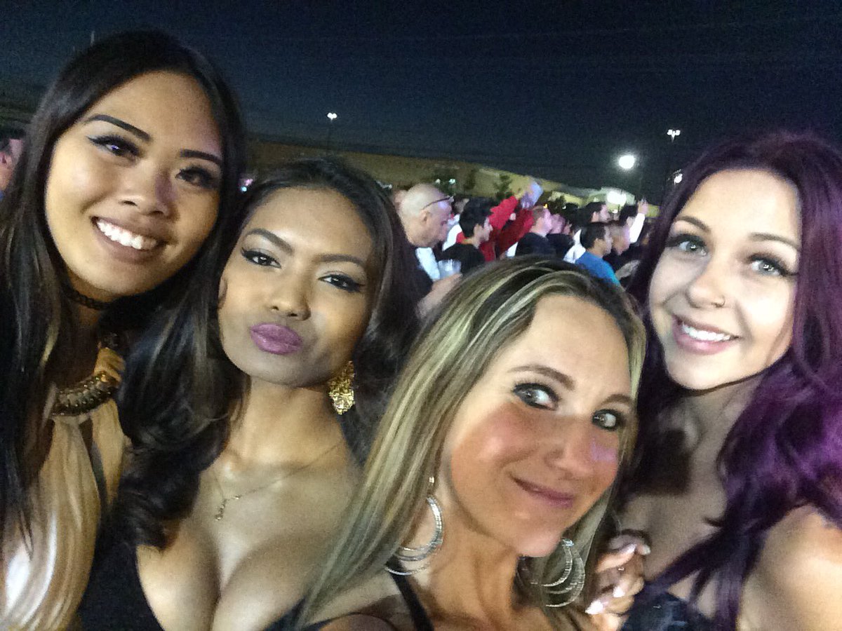 01brit's tweet photo. #HINChicago #hinmodels https://t.co/eeHcaQYT3P