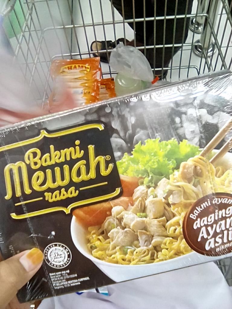Salsabill_a's tweet photo. Mangan bakmi mewah ro koe mewah e dobel mas😳😳 https://t.co/M7rscAwfAc