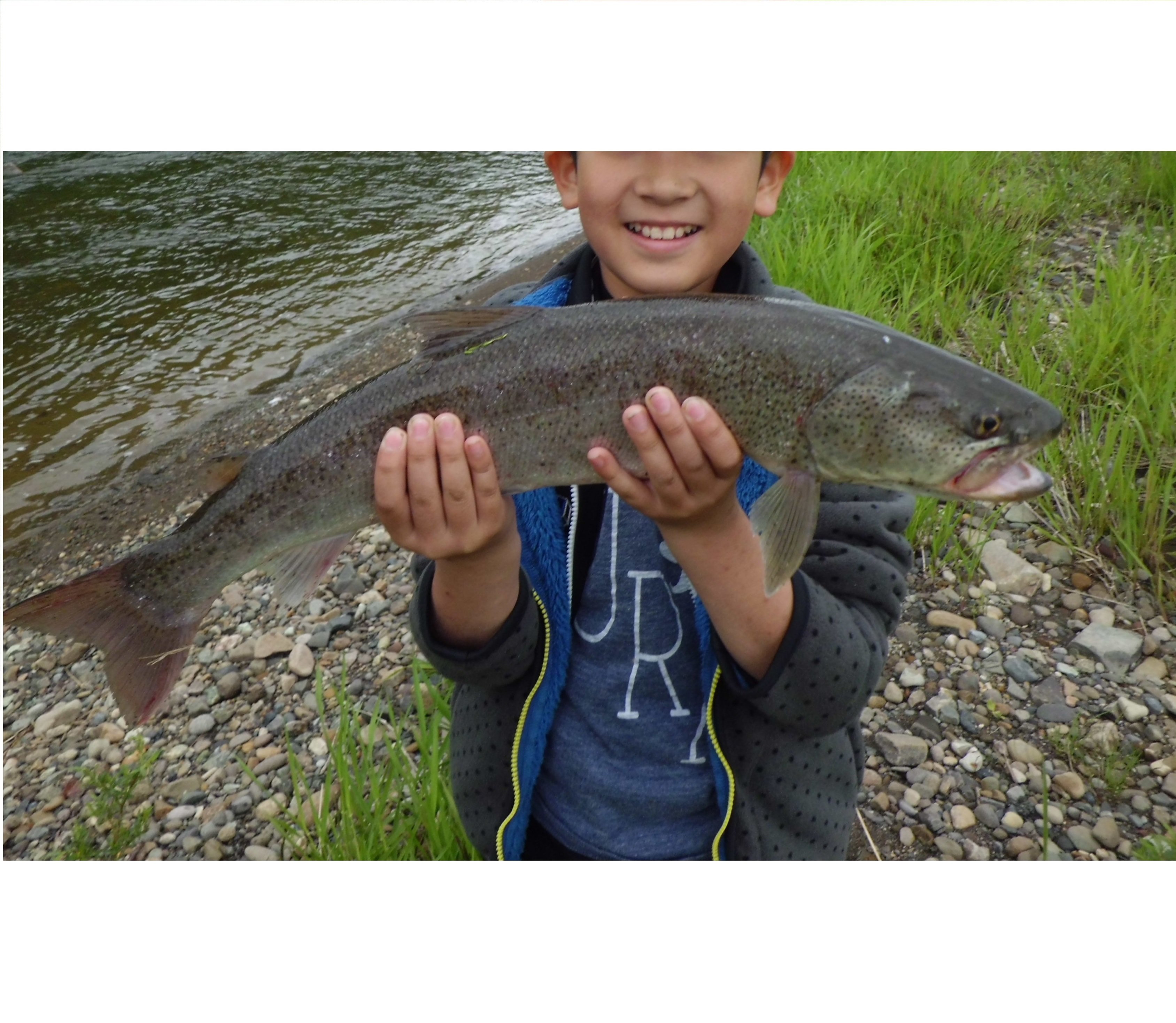 Masashi 幻の魚イトウ釣りに年間数回 子供を連れて行きます 魚が釣れると画像の通り大喜びで最高の笑顔を見せてくれます 北海道伝説の巨大魚を子供と狙う ひとときは感慨深いものがあります でも最近は虫に刺されるのが嫌で行きたがらない 笑