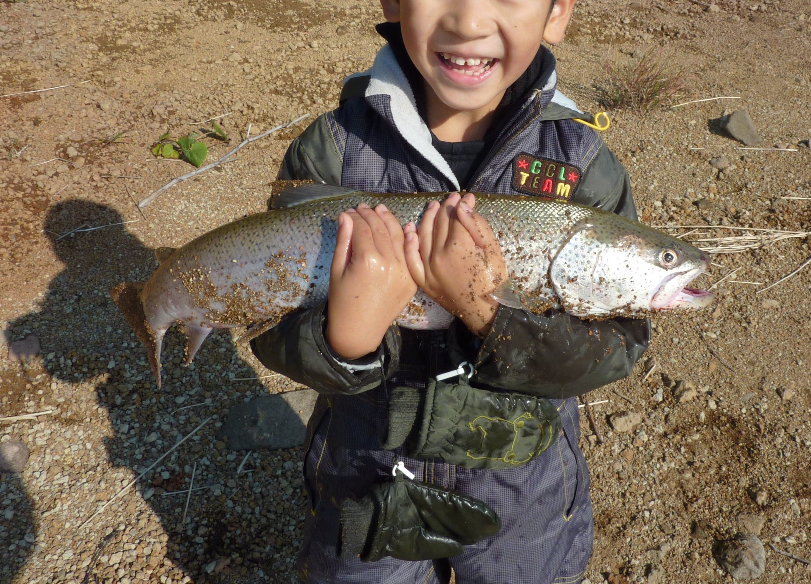 Masashi 幻の魚イトウ釣りに年間数回 子供を連れて行きます 魚が釣れると画像の通り大喜びで最高の笑顔を見せてくれます 北海道伝説の巨大魚を子供と狙う ひとときは感慨深いものがあります でも最近は虫に刺されるのが嫌で行きたがらない 笑