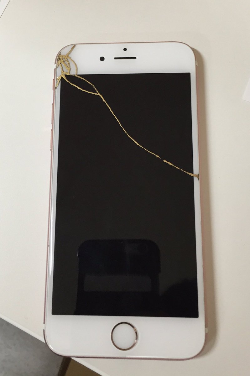 ookinaosewa's tweet image. 駒込の金継ぎ部で、iPhoneの画面を金継ぎしていた部員さんがいました