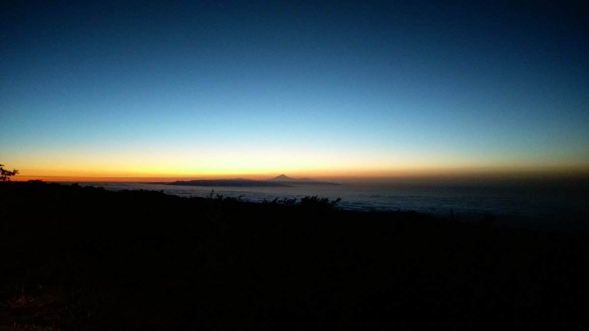 feluuko's tweet photo. Amanece con nubes a menos de 300 metros en #ElHierro  @MeteoRTVC @EmocionesCan @TesorosCanarios @paisajecanario https://t.co/szzMlW0GiQ