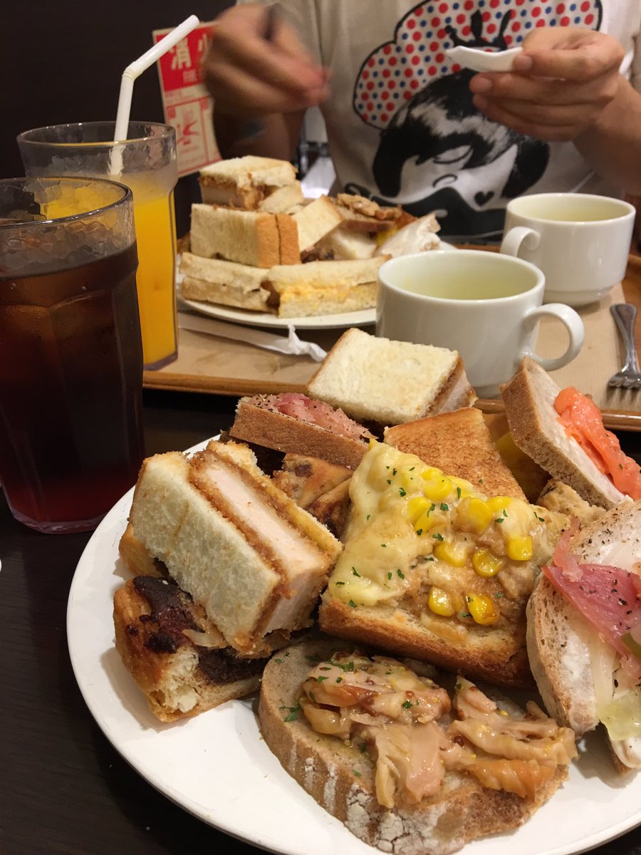 スプイ A Twitter 太りたくないが美味いものは食べたい 今日も歩いて行ってきました 東京駅八重洲地下の神戸屋ランチビュッフェ パン食べ放題 カツサンドめちゃ食べた 汗だくで往復18 歩きました