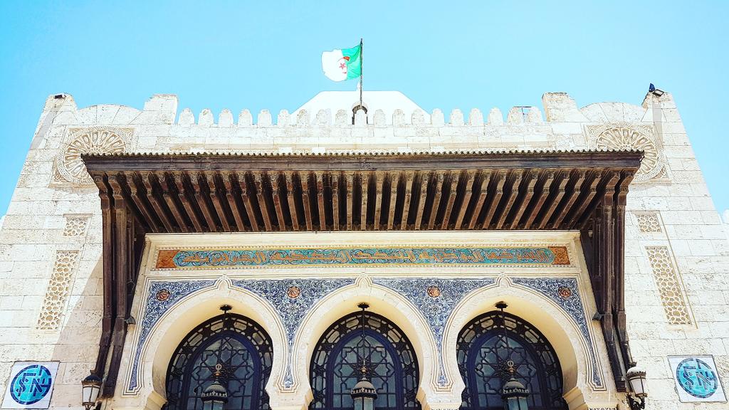RdeCasabianca's tweet photo. Gare d' #Oran. Terminus tout le monde descend! #algerie #algeria #oran31 #EchappeesBelles #france5 https://t.co/EqgAQscYY8