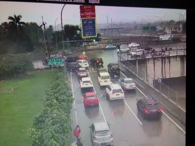 TolCijagoDepok's tweet image. #pukul 15.05WIB@petugas tol mencoba mengurai kemacetan.
cisalak PADAT.