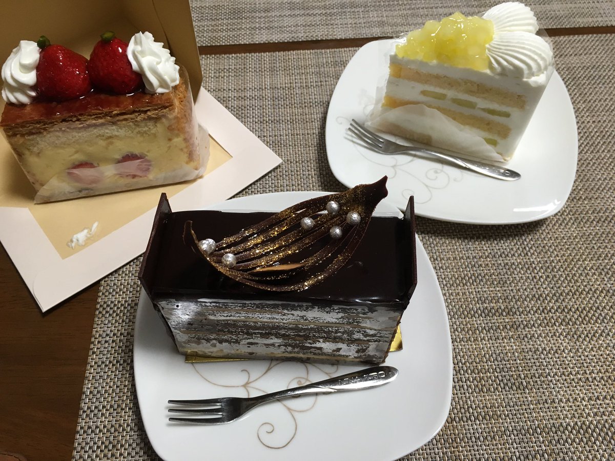 vvvaina's tweet photo. ホテルニューオータニの
スーパーメロンケーキに
オペラとナポレオン(♡˙ᵕ˙♡)

普通のケーキより1.5？2倍くらい
大きいし1つ1500円( ºΔº )

美味しかったぁ(♥óωò♥) https://t.co/yvyTb6aK09