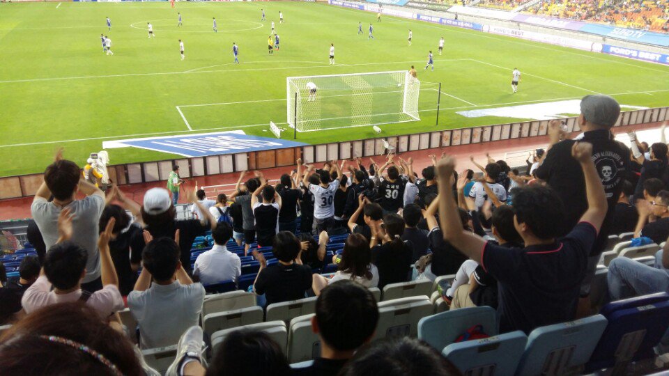 2016. k-리그 클래식 성남FC:수원간 프로축구 경기가 전반전 1:0으로 이기고 있어요 성남FC선수단 화이팅입니다. 후반전에도 좋은경기 보여 주세요  이번만은 승리 합시다.#성남시