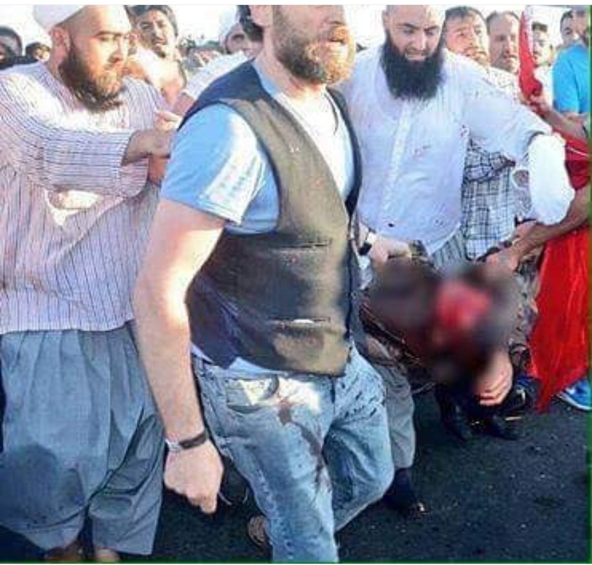 Cahil insanlardan olusan buyuk topluluklarin gucunu asla hafife almamak lazim.