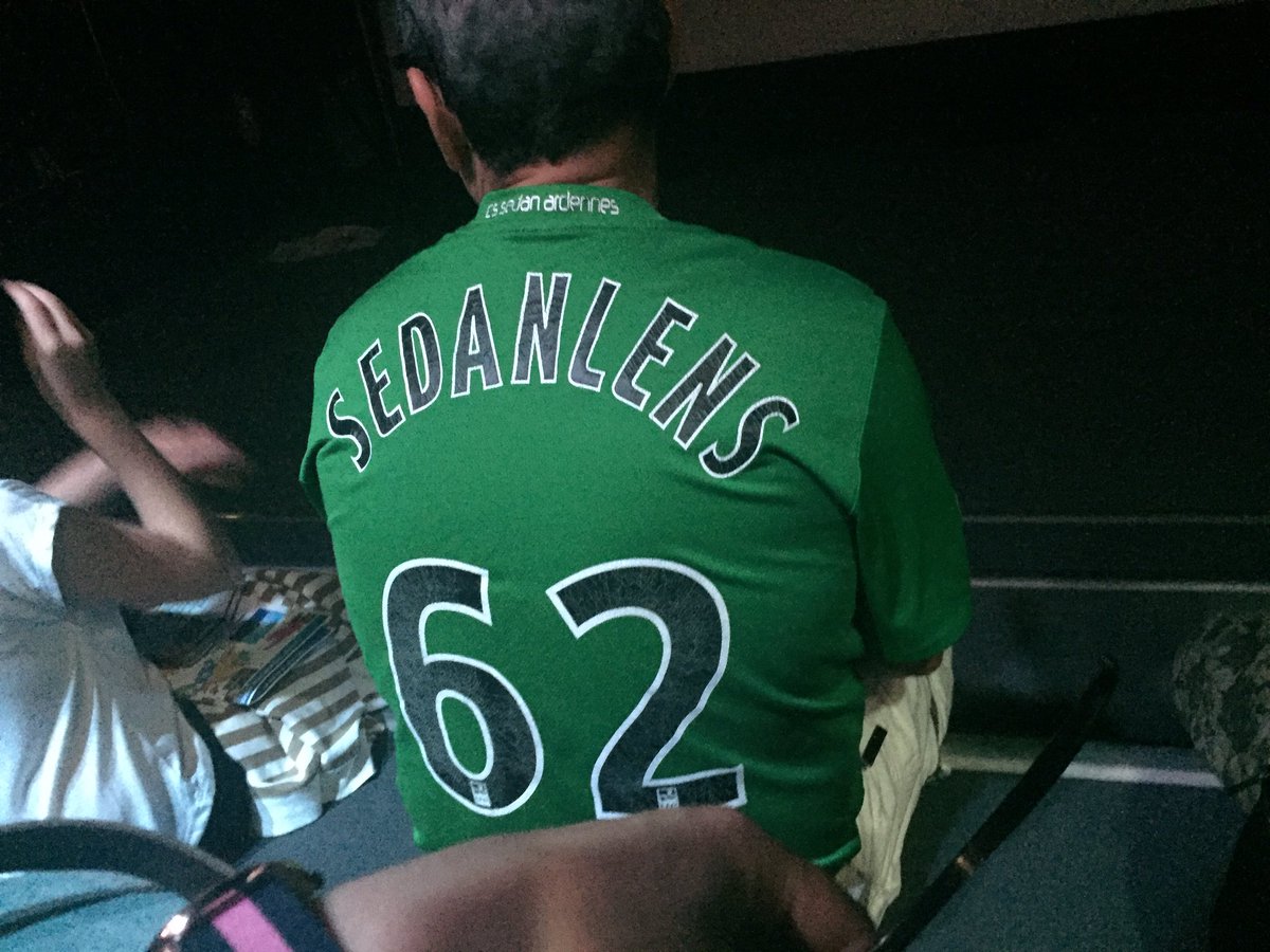 HadrienLibier's tweet photo. @StopAuxFootix quand t'es supporter de Sedan mais que tu aimes bien Lens aussi #2equipespour1maillot https://t.co/yfz73XiePG