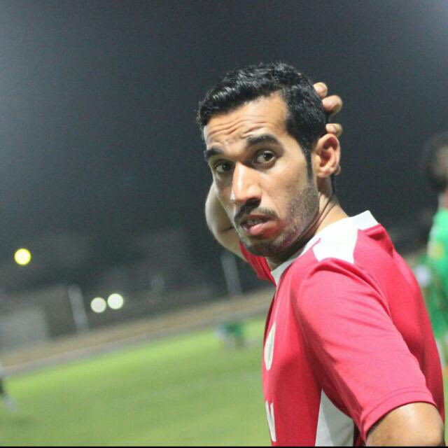 نائب المدرب لفريق الشباب / حسين الغافري نظرات كلها تحكي وتترقب الفوز بأول دوري يخوضه ضمن الجهاز الفني