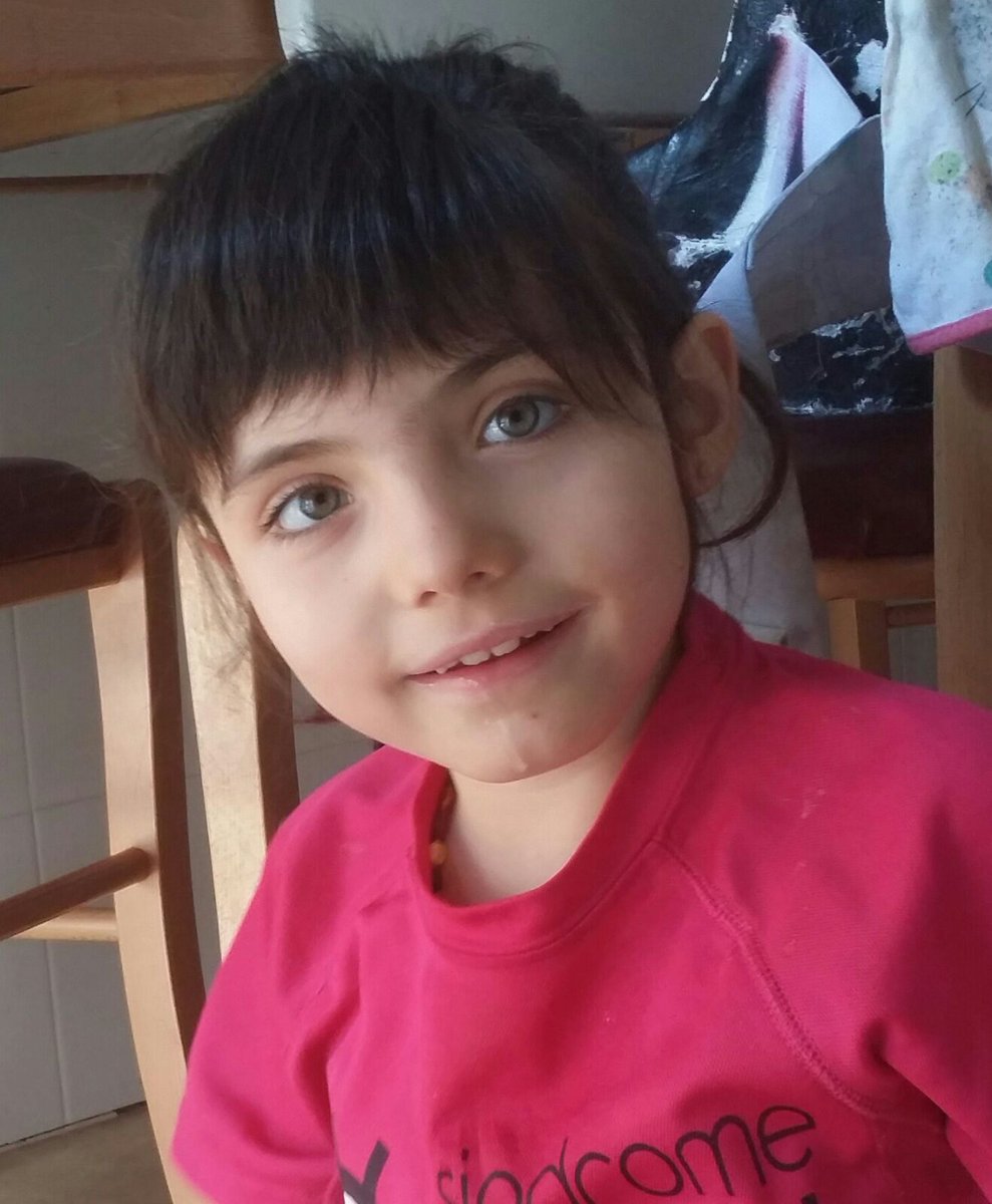 Unamiradarett's tweet photo. Hoy cumple años nuestra reina! 7 años! Eres más bonita que un sol! Felicidades! Zorionak! Guapa!❤ ❤. Papá, Sara, ama https://t.co/imwlKvcyYm