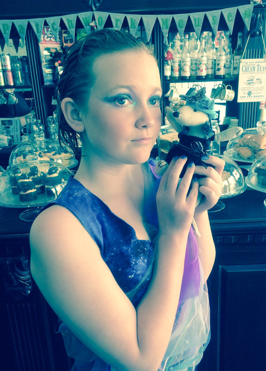 #artymouse meets and greets contestants from #acpfest2016 here at the Art Cafe ✨🌟✨ <a href="/ACPainswick/">ACP</a> <a href="/LovePainswick/">Love Painswick</a>