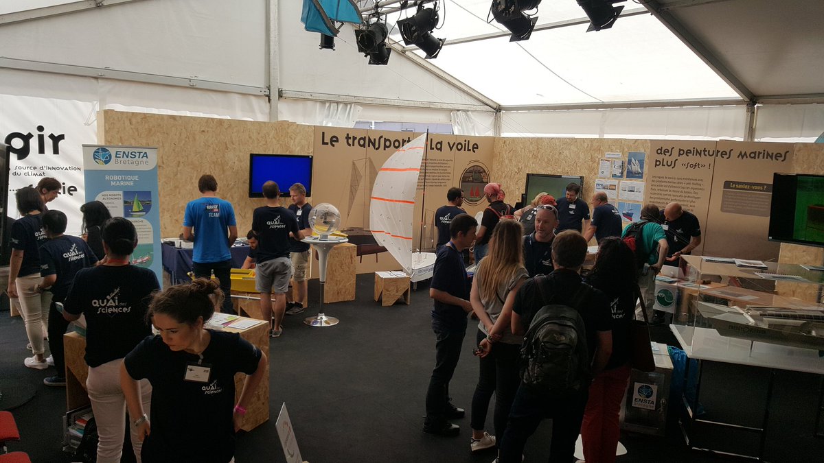 PoleMerBA's tweet photo. La mer dans tous ses états Ça s'anime au #QDS2016 Des démos des chercheurs des entreprises @PoleMerBA @Oceanopolis_ https://t.co/DKfQbAxpbM