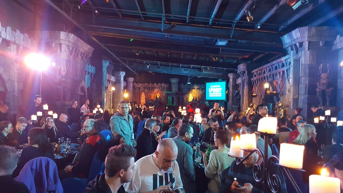 Chrisnott2016's tweet photo. Ready for dinner at Samsung spooky night #vitacon16 #transformers https://t.co/7bLMrv88ld