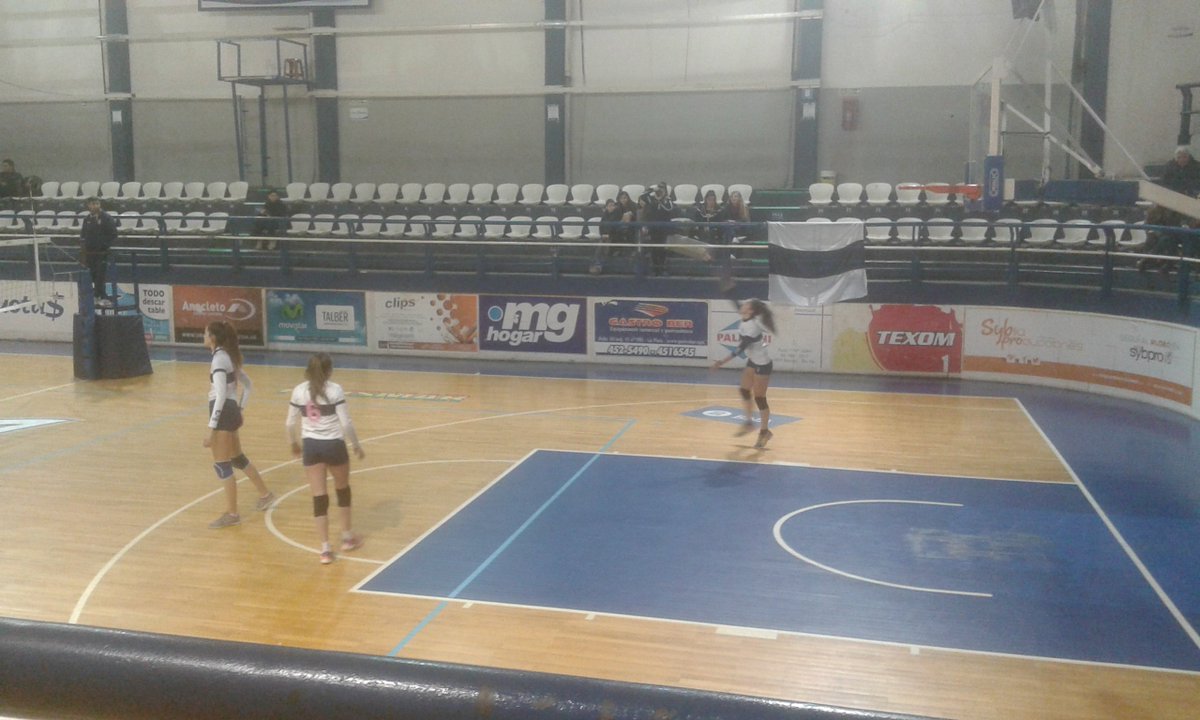 PiliiBello's tweet photo. Viendo a las chiquitass.. Dale Lo https://t.co/jxas7iI18T