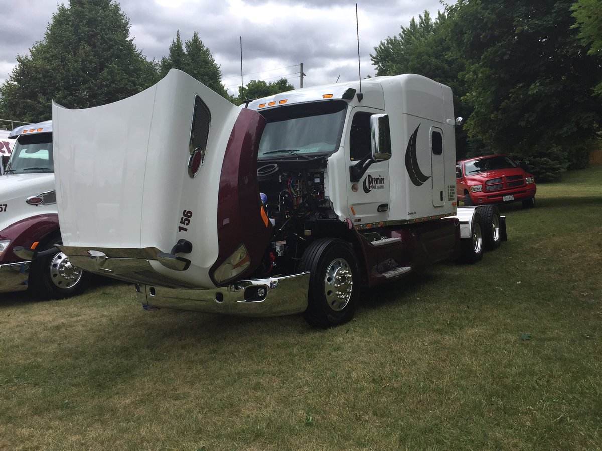 mbpremierbulk's tweet photo. Our trucks at the @BonnerBoys26 ribfest show and shine #uxbridge #premierbulksystems #bigrigs #peterbuilt #trucking https://t.co/9xYHww0gHt