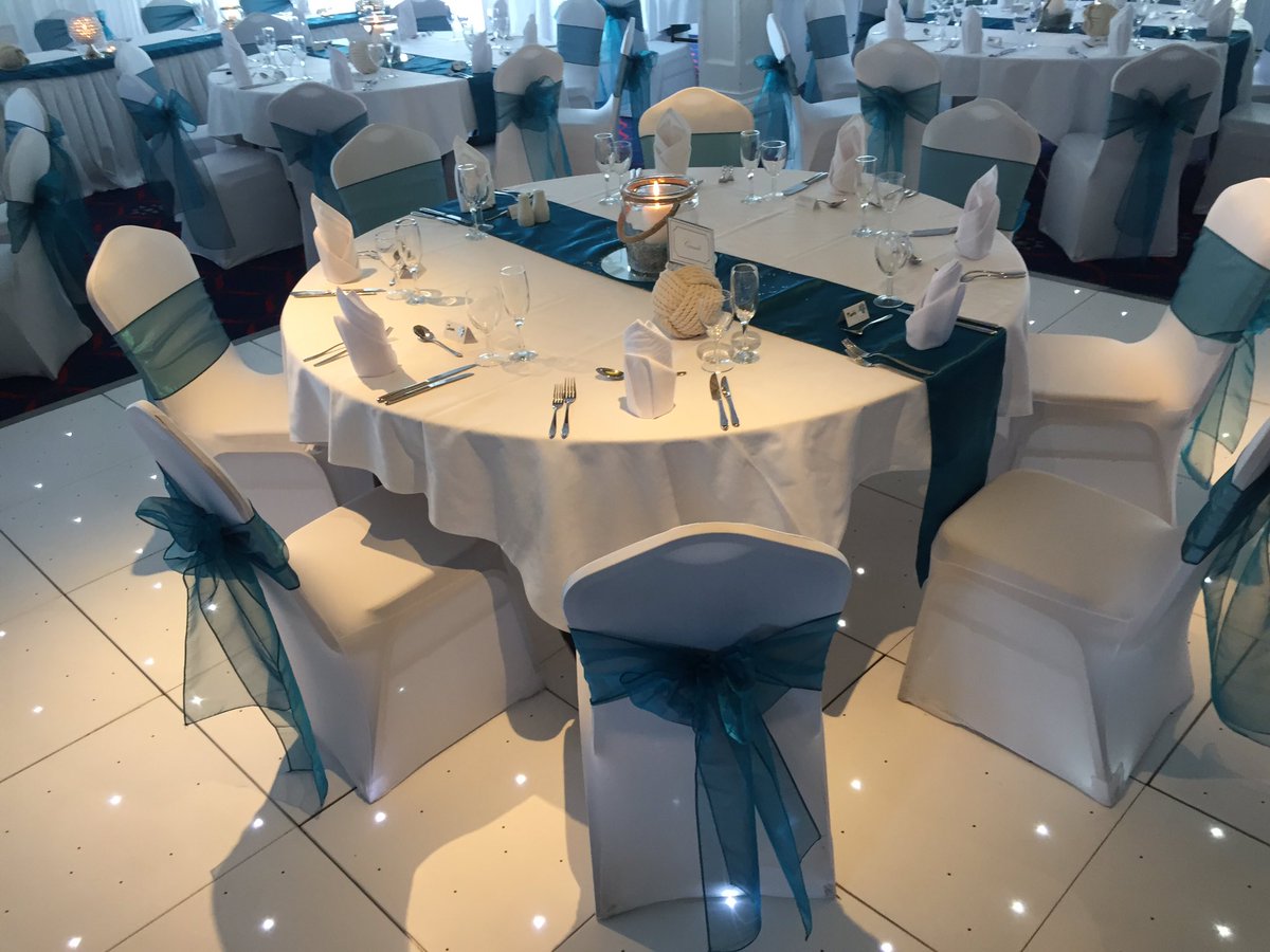 splendideventd's tweet photo. A gorgeous wedding yesterday @yachtClubLiv. White linens with turquoise and a bit of sparkle! ❤️#dancefloor https://t.co/AxnLL5AuFA