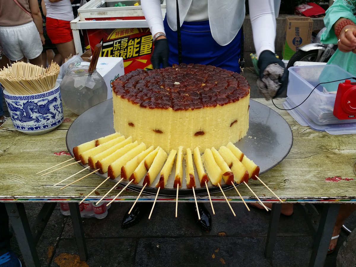 中国住み Twitterren その桂花糕がこれ お米のケーキにナツメの餡が乗って キンモクセイのシロップで食べる 西安スイーツ