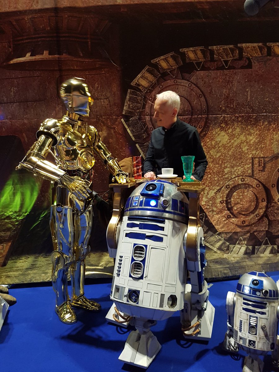 emmajg's tweet image. The ever so lovely C3P0 @ADaniels3PO came to our R2 Builders stand #SWCE #swcepics #c3p0 #r2d2 #starwars @R2Builders