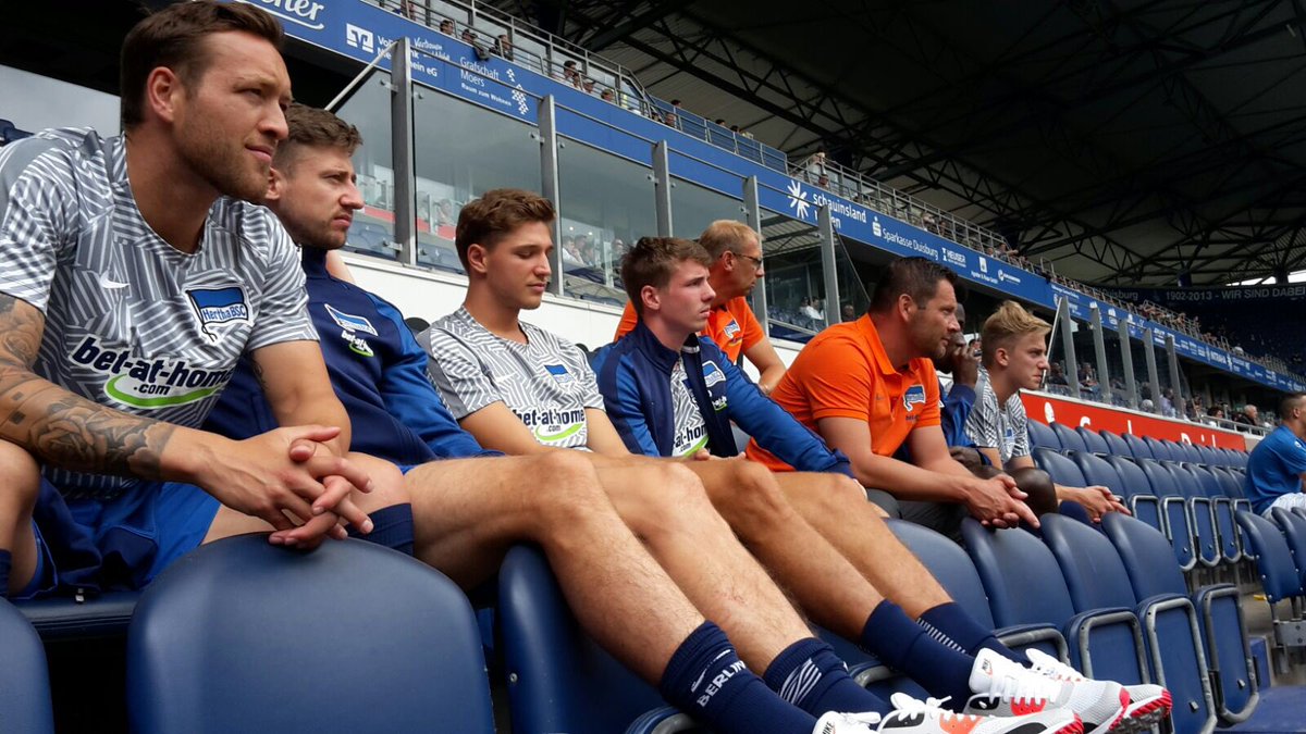 HerthaBSC's tweet photo. Gleich steigen die Herthaner in Duisburg ein. Erstmal: Gegnerbeobachtung. #hahohe https://t.co/iqLWlLPhTH