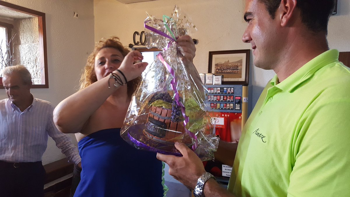 LaRutaSlow's tweet photo. Y de seguido, paseíto por las viñas de El Otero con los hermanos Aitor e Iñaki Mata de Bodegas Aimarez https://t.co/eBQrnNa468