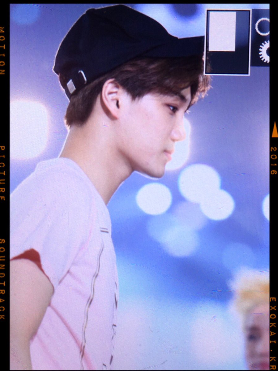 2ChanKai's tweet photo. น้องจงอินไม่ได้จ้างมาถ่ายหรอก พี่สมัครใจ. https://t.co/tLucyjnSWT