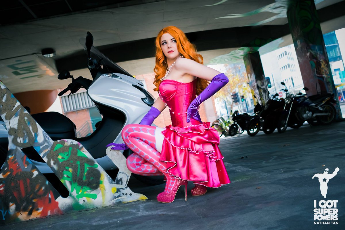 SeanFewster's tweet photo. My wife's not bad, she's just drawn that way. Photo by @gotsuperpowers. #cosplay #JessicaRabbit #AVCon2016 https://t.co/omrVTU6nqn