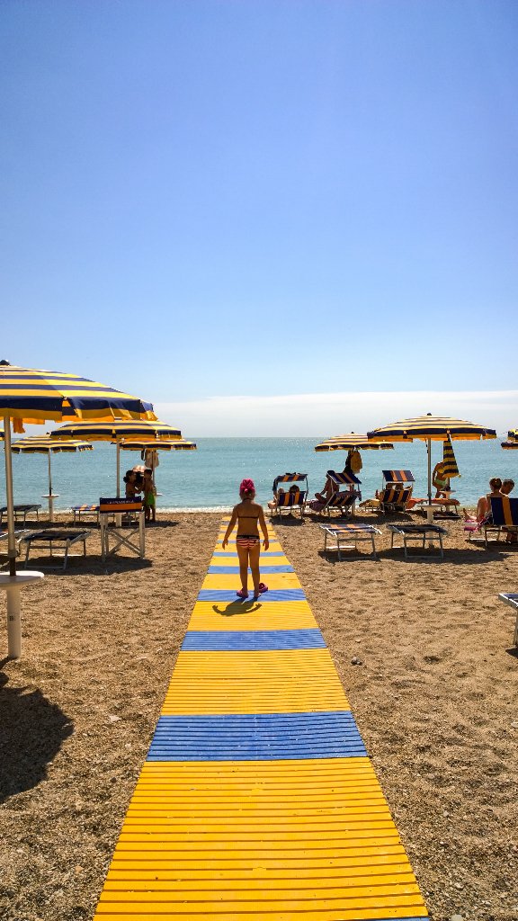 "Il cuore di un bambino è un limpido mare di poesia dove si può navigare senza paura di naufragi.." #numanaphotowalk