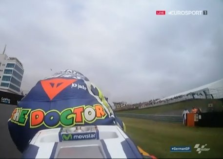 #GermanGP: @ValeYellow46 noch auf der Strecke - @marcmarquez93 hat Bike bereits gewechselt. Welche Taktik geht auf?