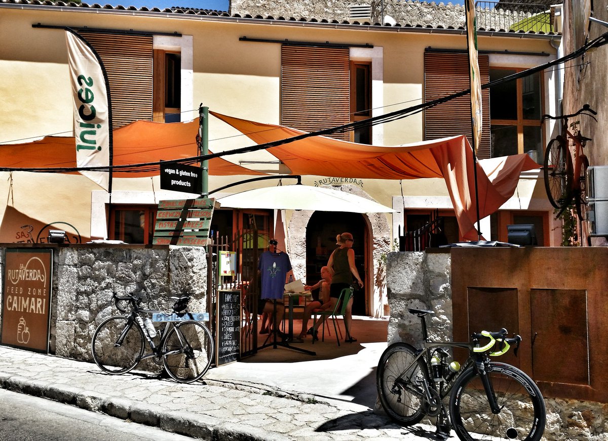 sojodrell's tweet photo. #sarutaverda coffee stop. Smashing. @MallorcaCycles @HROMaseratiRT @mcipollinibike @VEL_Bike @Veltec_Wheels https://t.co/2agjeoCjZB