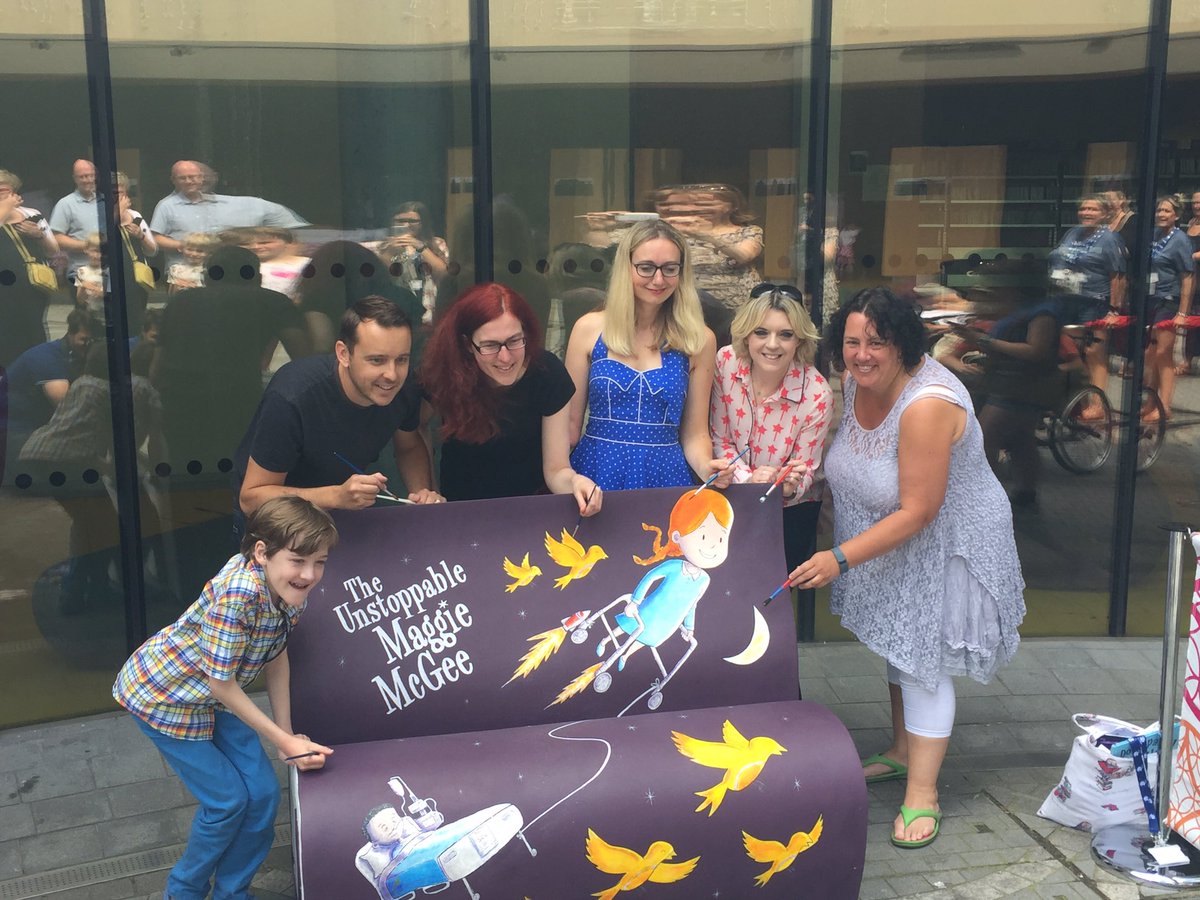 WesleyanCR's tweet image. Huge thanks to @cerrieburnell for stopping by to help us paint our #BookBench at #CBBCLive!
#AwesomeAuthors