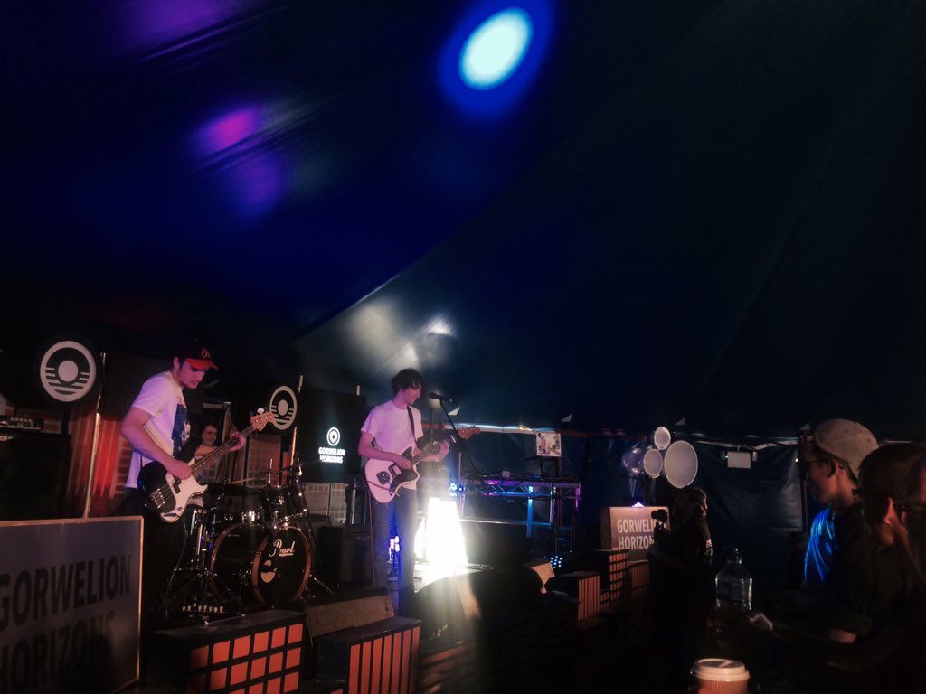 HorizonsCymru's tweet photo. And we're off Day3 @YsgolSul3 (Sunday School) sounding sublime // YS wedi swyno torf Rhydychen yma @TruckFestival https://t.co/XiHC9JzkLl